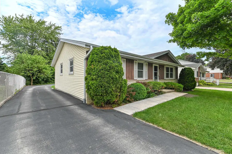 5712 Glenwood Dr, Mount Pleasant, WI 53406 - #3