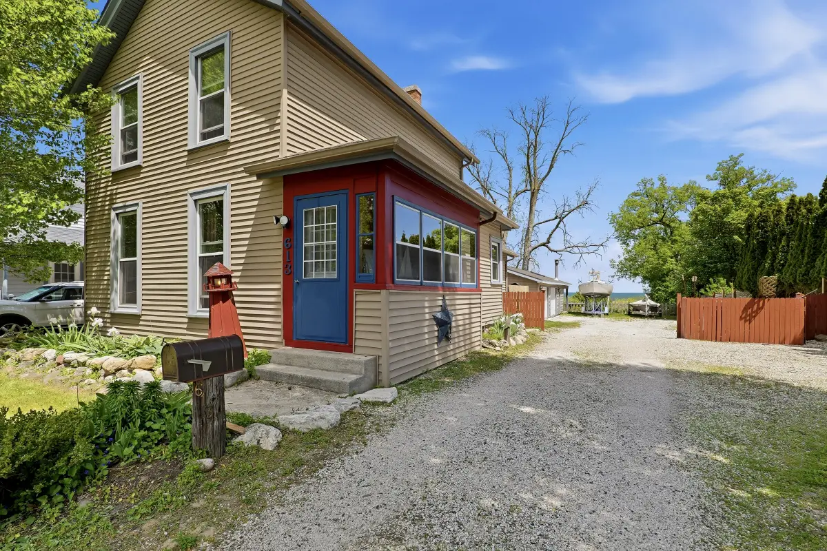 613 N 4 St, Manitowoc, WI 54220 - #1
