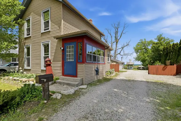 613 N 4 St, Manitowoc, WI 54220