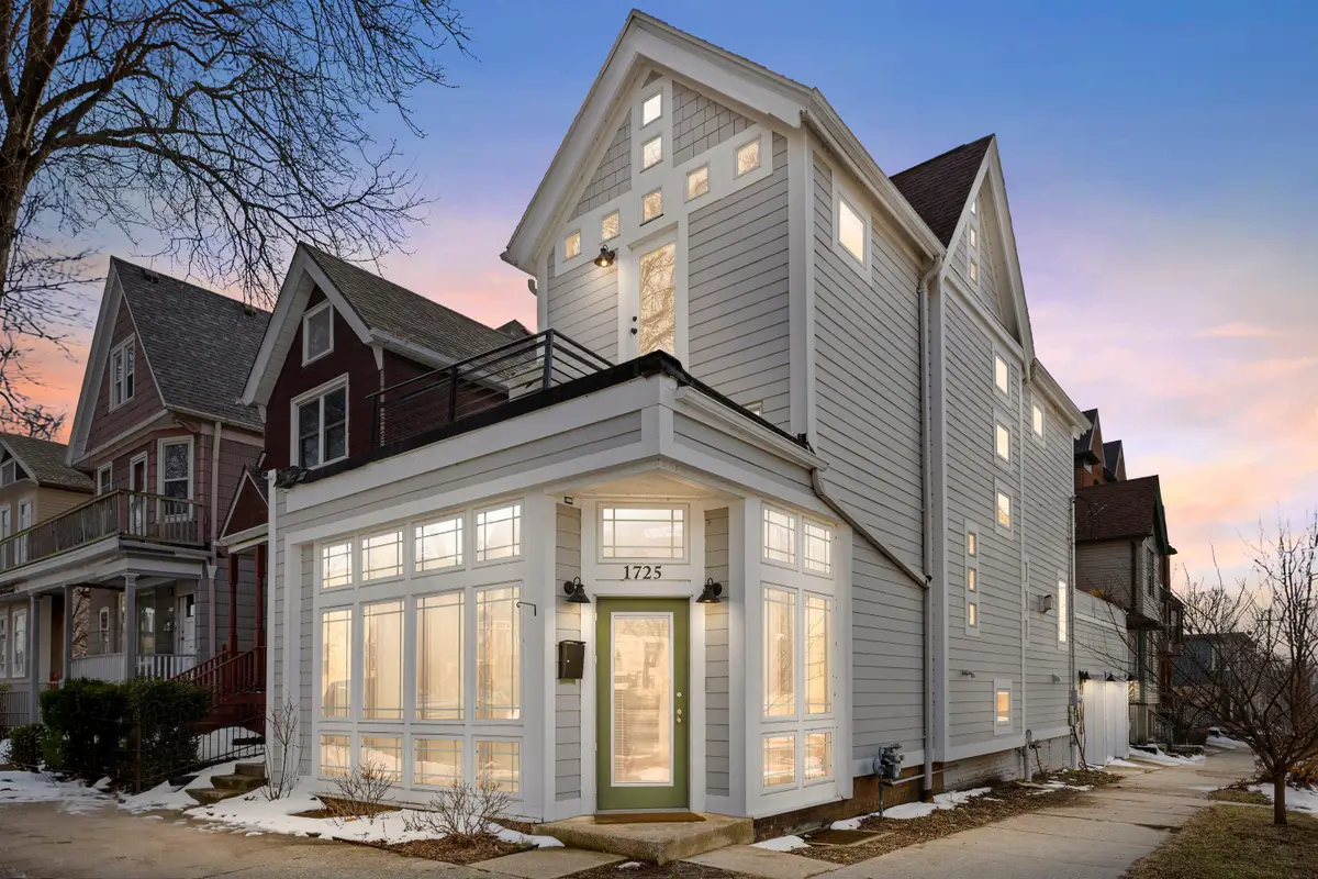 1725 N Astor St, Milwaukee, WI 53202 - #1