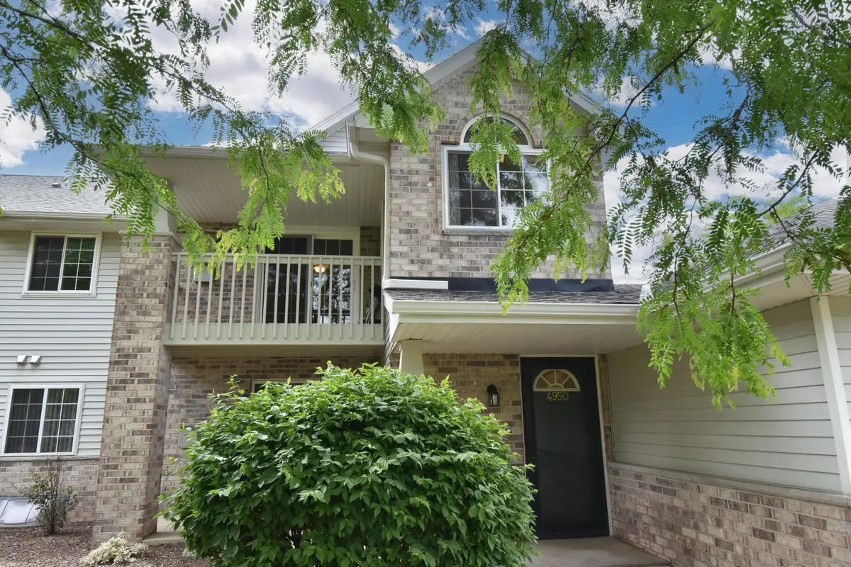 4950 W Maple Leaf Cir, Greenfield, WI 53220 - #1