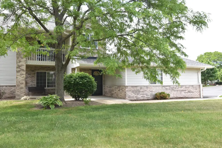 4950 W Maple Leaf Cir, Greenfield, WI 53220 - #2
