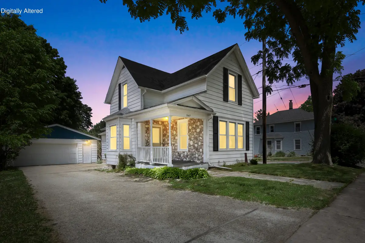 547 Forest St, Hartford, WI 53027 - #1