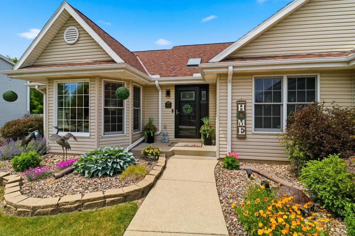 6825 S Crane Dr, Oak Creek, WI 53154 - #1