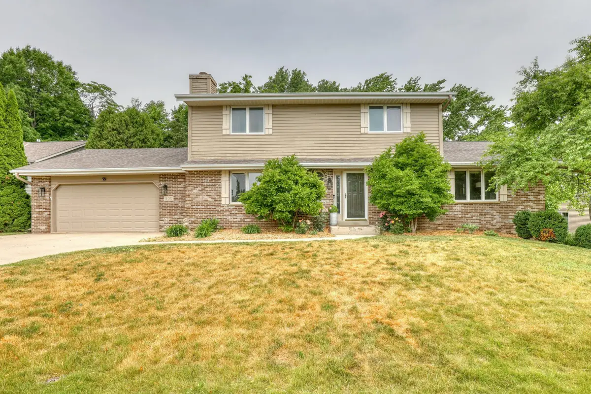 800 Schloemer Dr, West Bend, WI 53095 - #1
