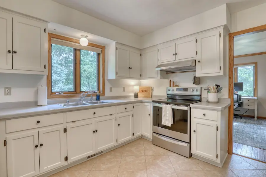 800 Schloemer Dr, West Bend, WI 53095 - #2