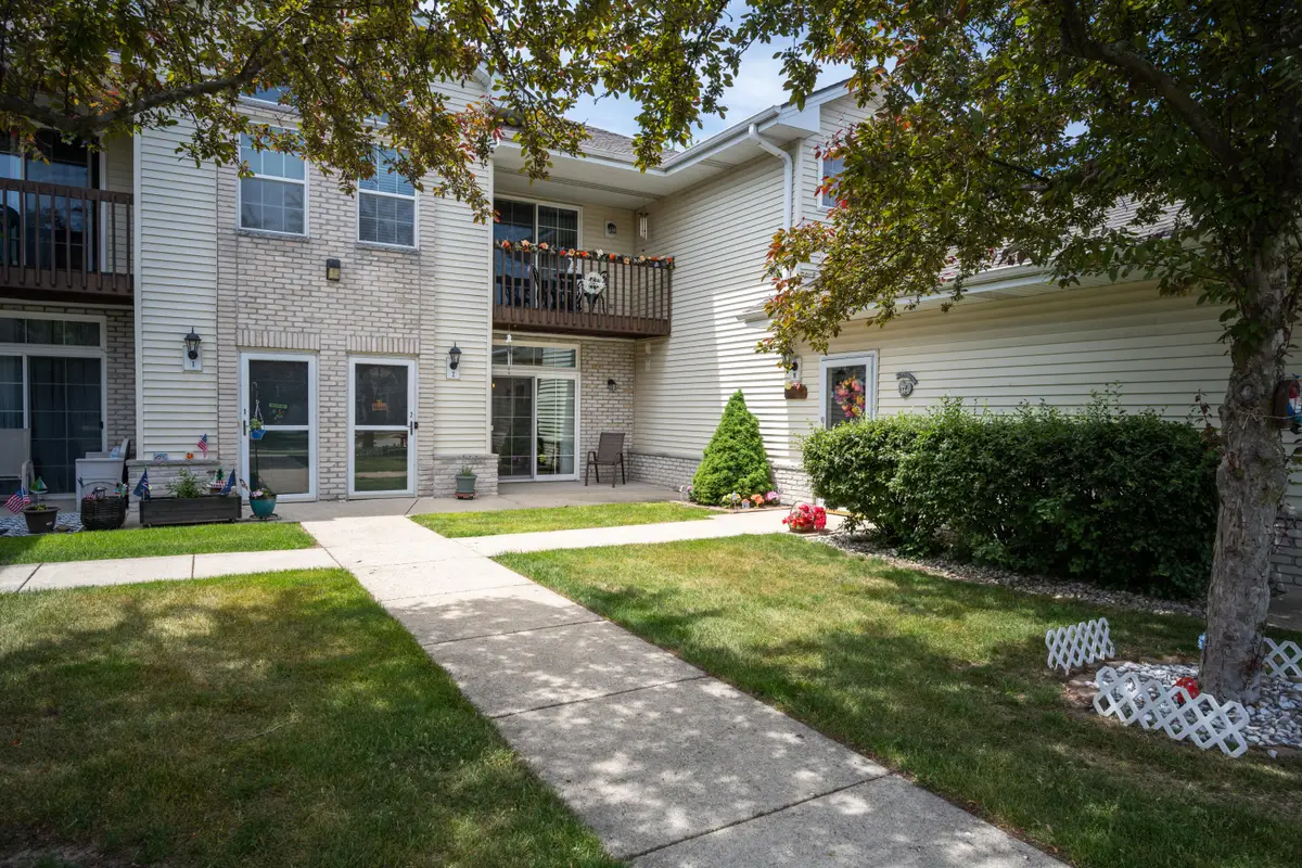 6115 S Creekside Dr, Cudahy, WI 53110 - #1