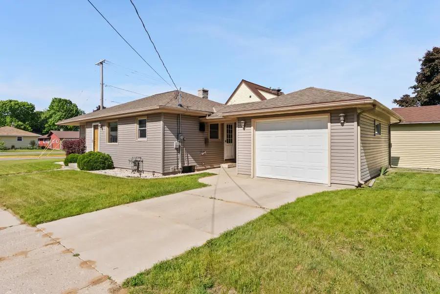 1041 N 17th St, Manitowoc, WI 54220 - #2