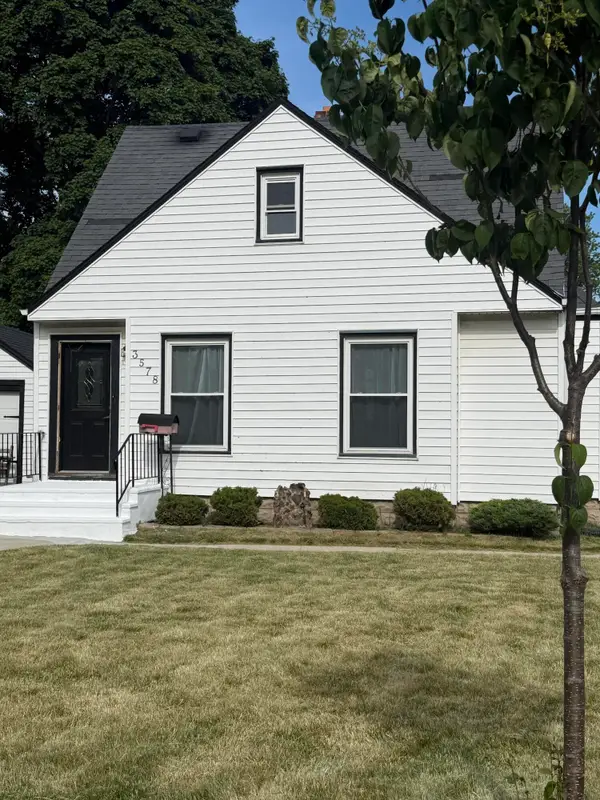 3578 S 48th St, Greenfield, WI 53220