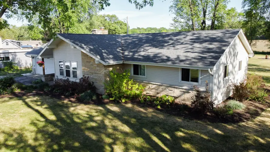 213 W State St, North Prairie, WI 53153 - #2