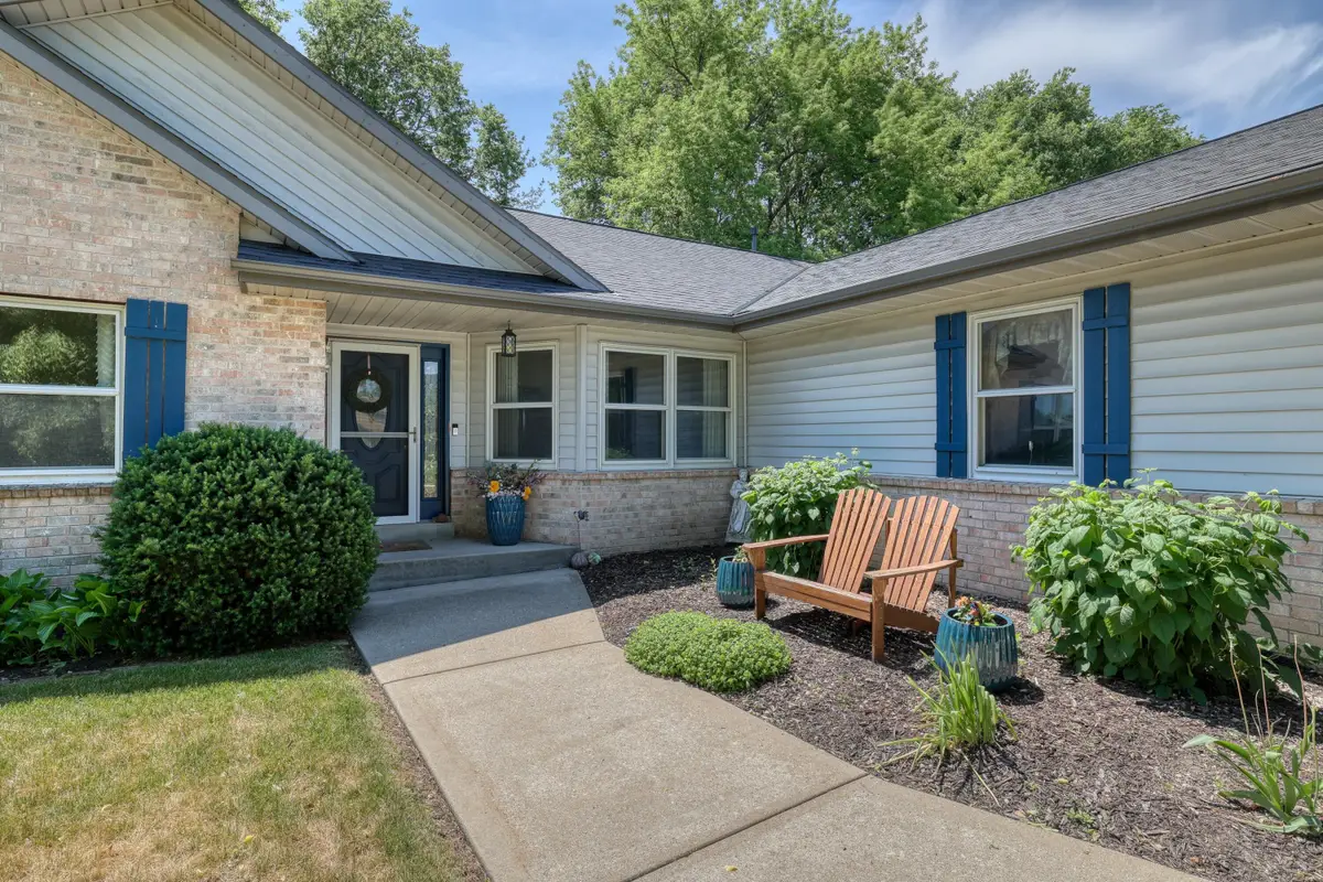 494 Quinlan Ct, Pewaukee, WI 53072 - #1