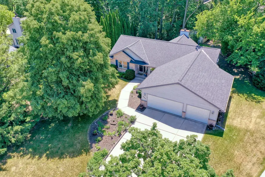494 Quinlan Ct, Pewaukee, WI 53072 - #3