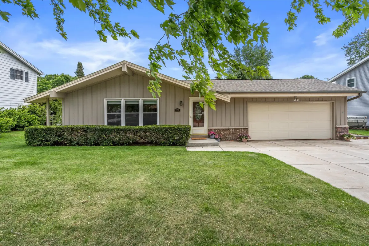 1139 Dogwood Ln, Waukesha, WI 53189 - #1