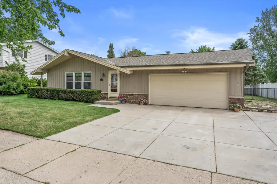 1139 Dogwood Ln, Waukesha, WI 53189 - #2