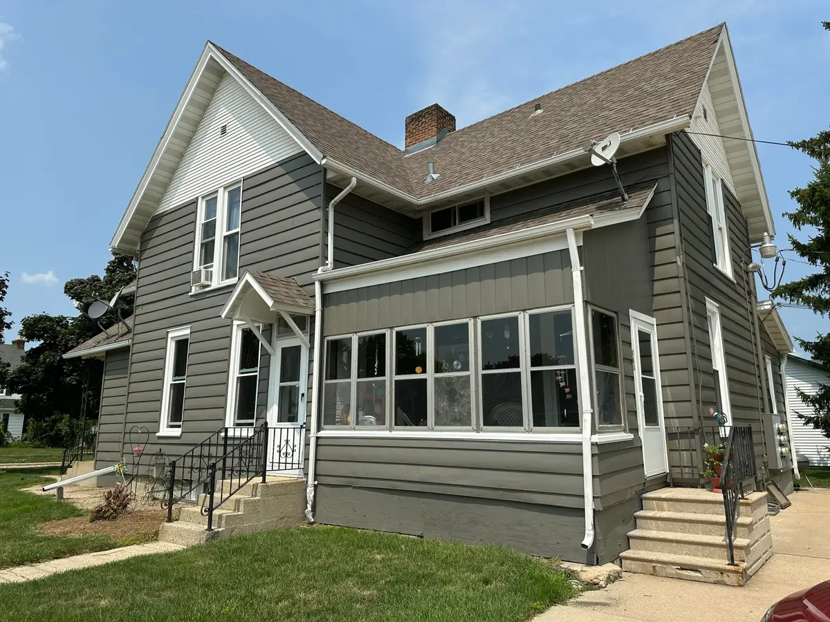 204 Park Ave, Waupun, WI 53963 - #1