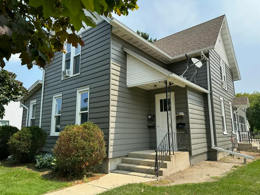 204 Park Ave, Waupun, WI 53963 - #3