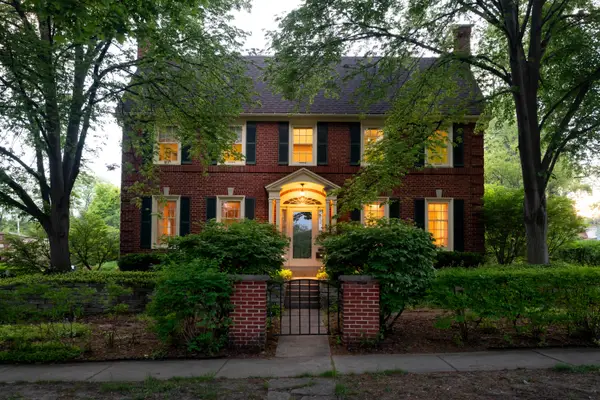 1547 Upper Pkwy S, Wauwatosa, WI 53213