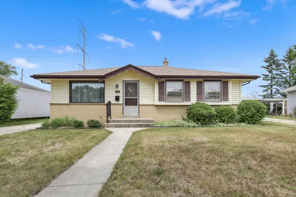7254 W Cody Cir, Milwaukee, WI 53223