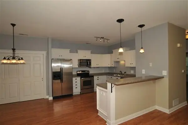 2270 W Vista Bella Dr, Oak Creek, WI 53154