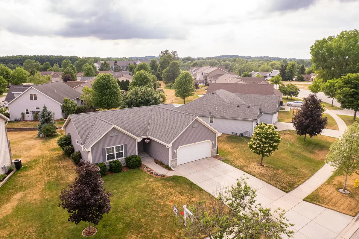 507 Sand Dr, West Bend, WI 53095 - #1