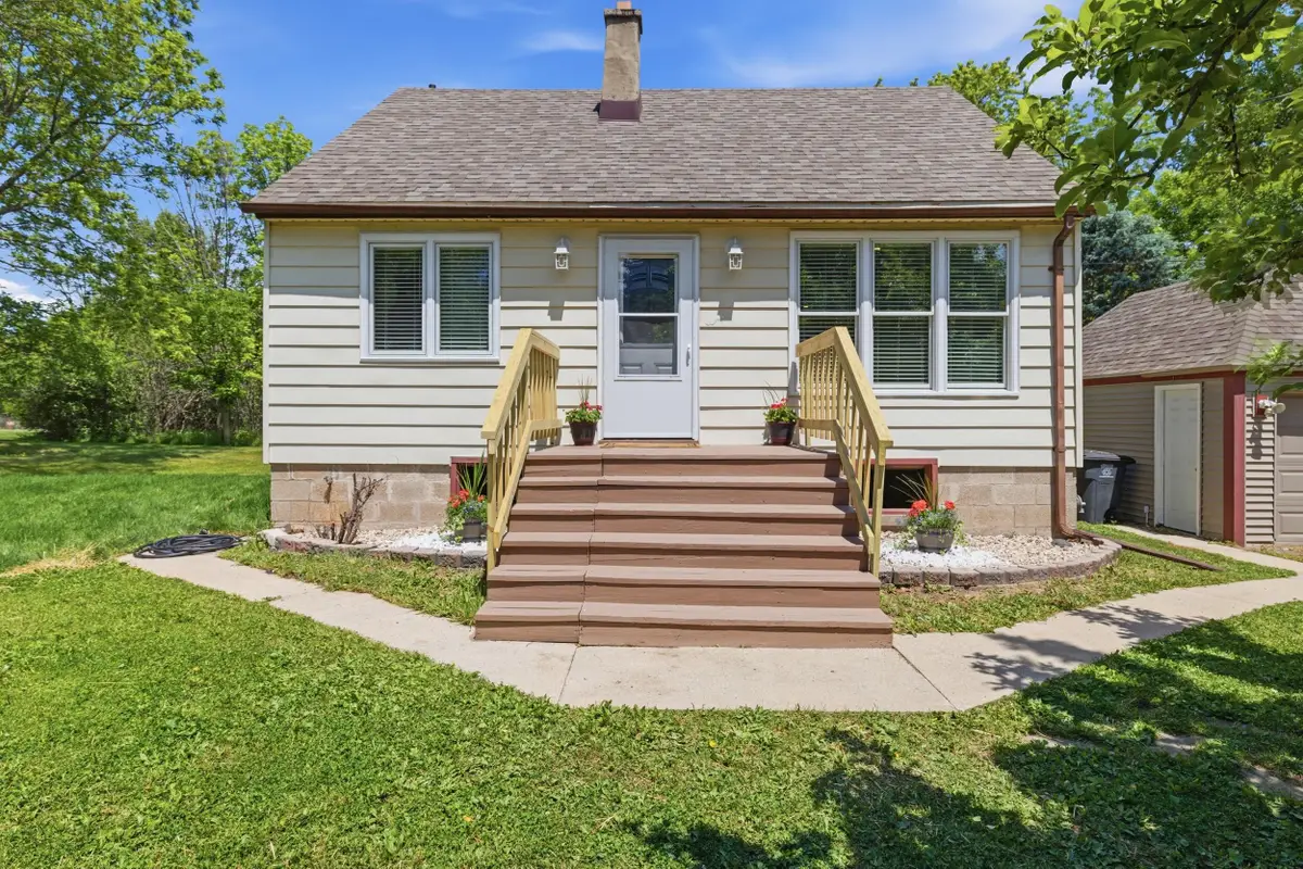 11810 W Howard Ave, Greenfield, WI 53228 - #1