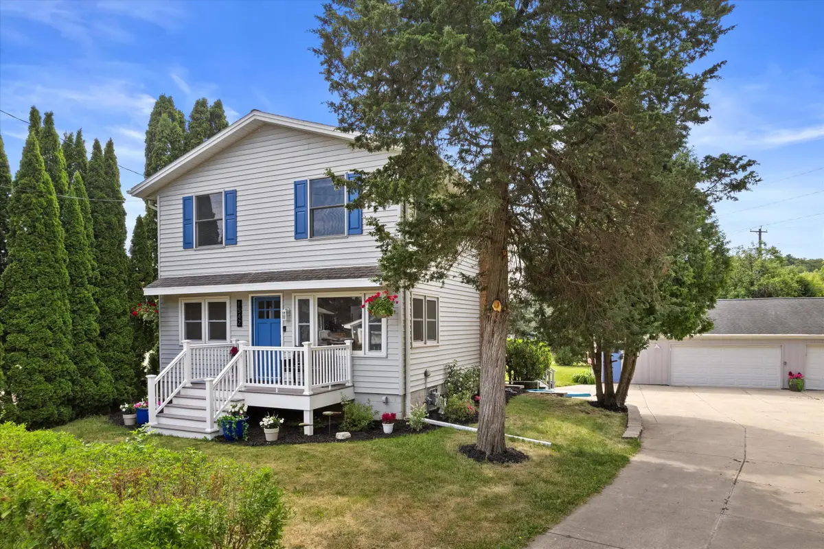 1542 3rd St, Delafield, WI 53018 - #1