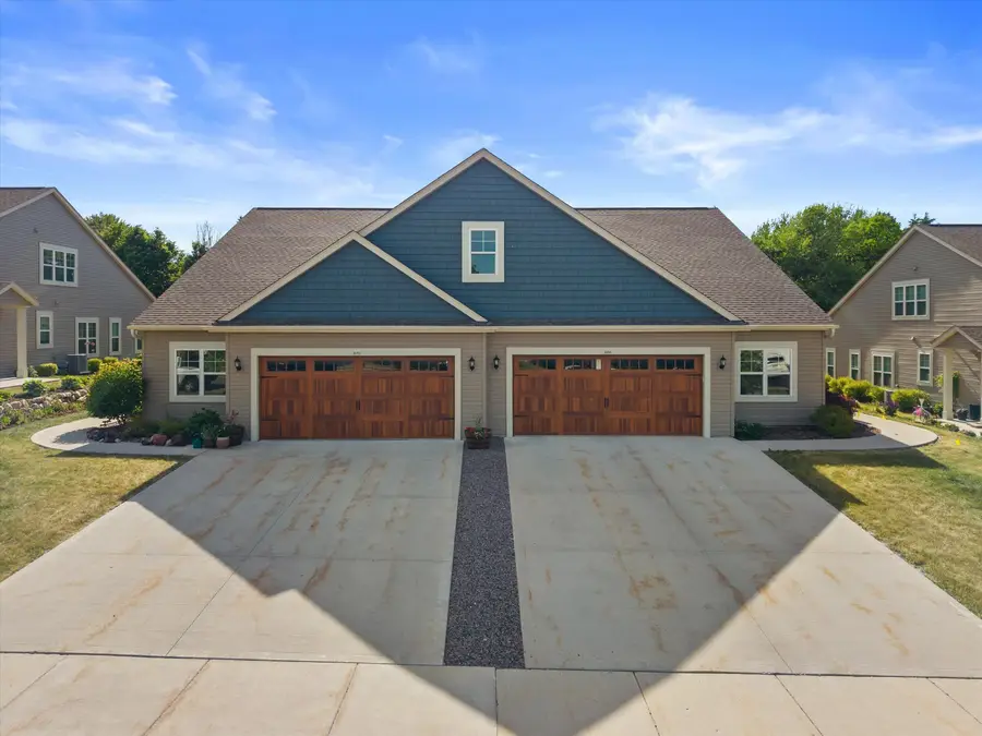 870 Bridlewood Dr, Hartford, WI 53027 - #2