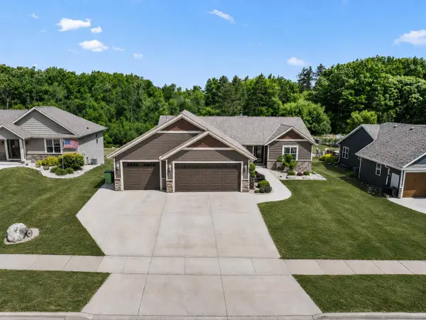 220 Silver Fox Dr N, Kewaskum, WI 53040