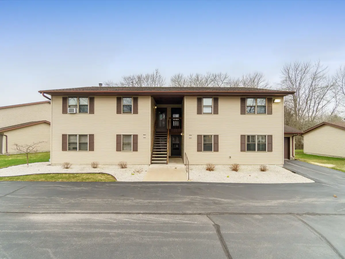 910 E Cedar Ave, Manitowoc, WI 54220 - #1