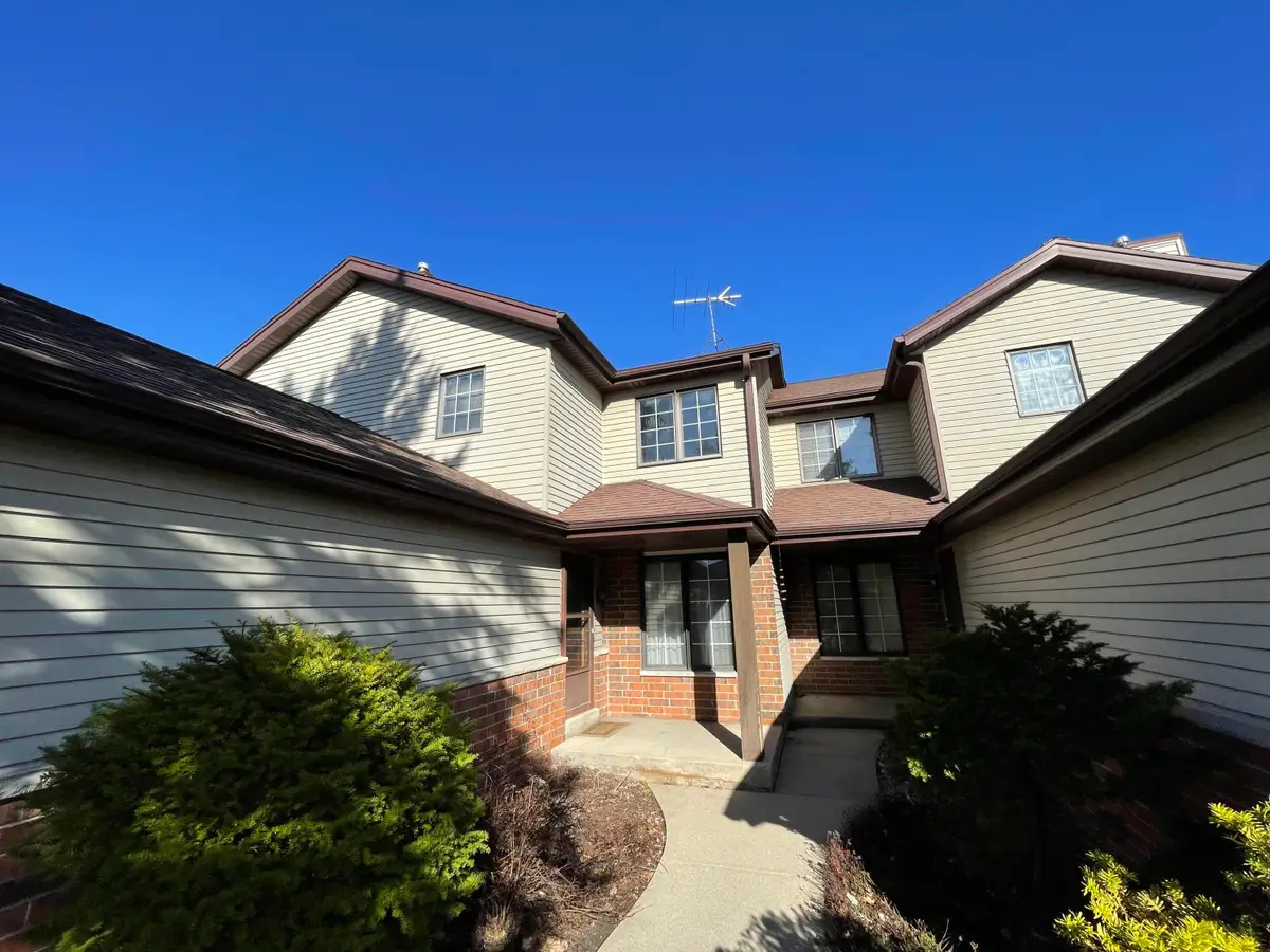 8105 S Legend Dr, Franklin, WI 53132 - #1