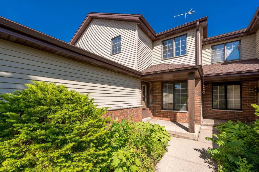 8105 S Legend Dr, Franklin, WI 53132 - #3