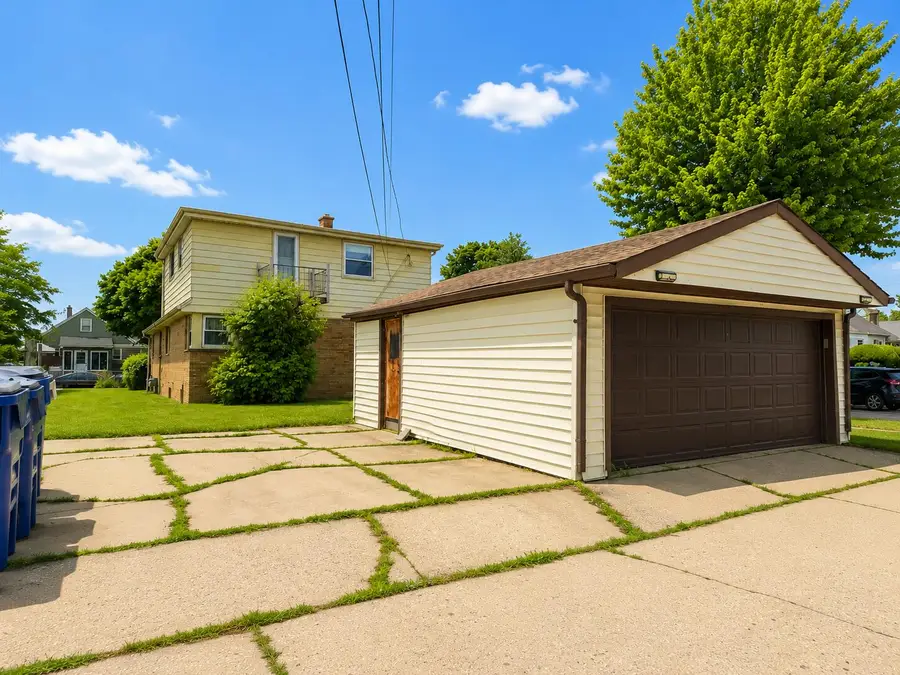 2401 W Tripoli Ave, Milwaukee, WI 53221 - #3