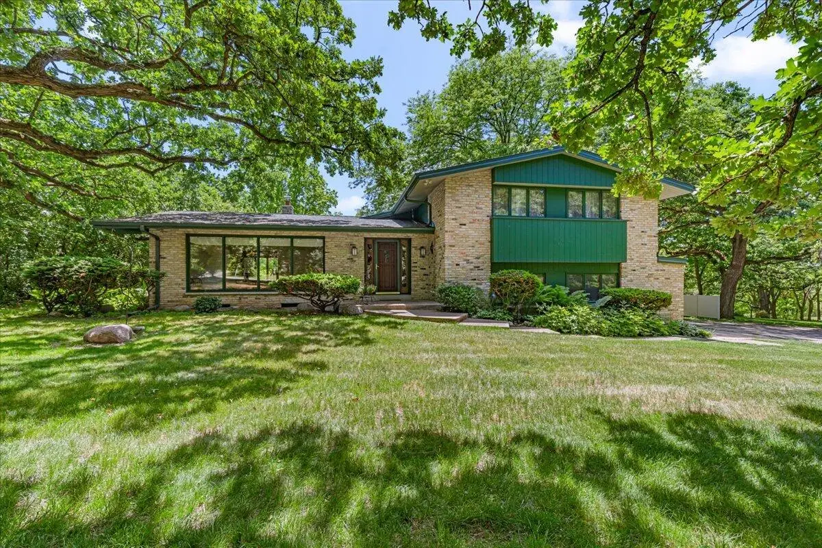 S23W26167 Canterbury Ln, Waukesha, WI 53188 - #1