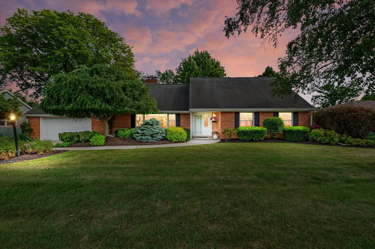 N87W15765 Belleview Blvd, Menomonee Falls, WI 53051 - #1