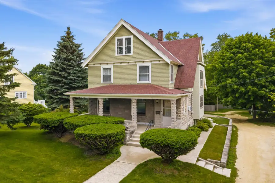 924 W Grand Ave, Port Washington, WI 53074 - #2