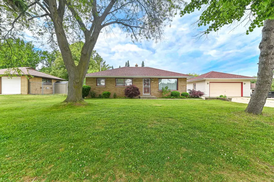 3220 W Howard Ave, Greenfield, WI 53221 - #2