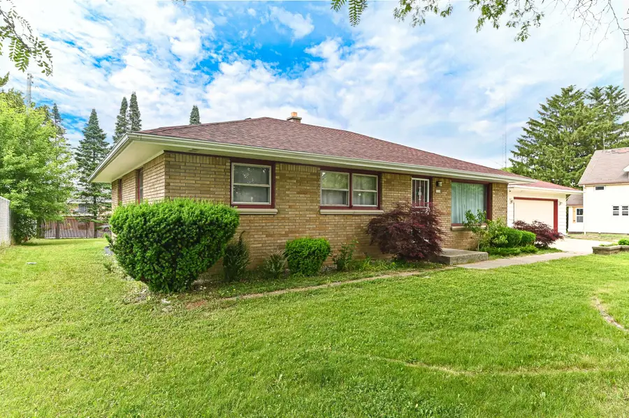 3220 W Howard Ave, Greenfield, WI 53221 - #3