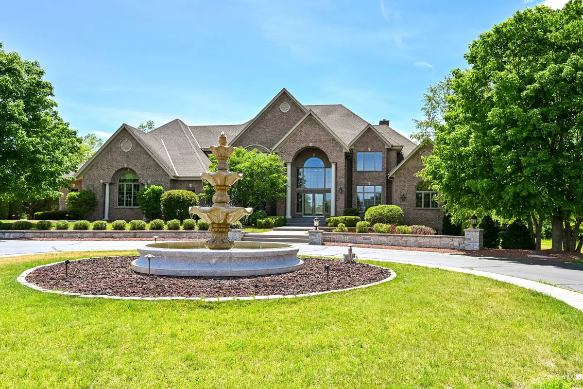 3277 N Canterbury Ln, Summit, WI 53066 - #1