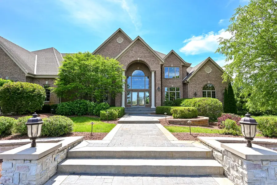 3277 N Canterbury Ln, Summit, WI 53066 - #2