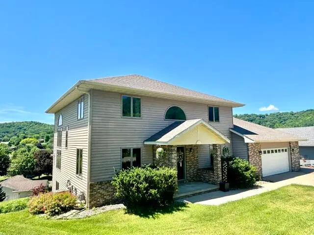 203 Eagle Bluff Rd, La Crescent, MN 55947 - #1