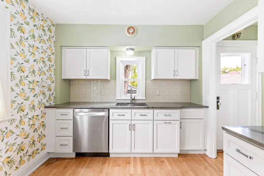 6820 W Hayes Ave, West Allis, WI 53219 - #3