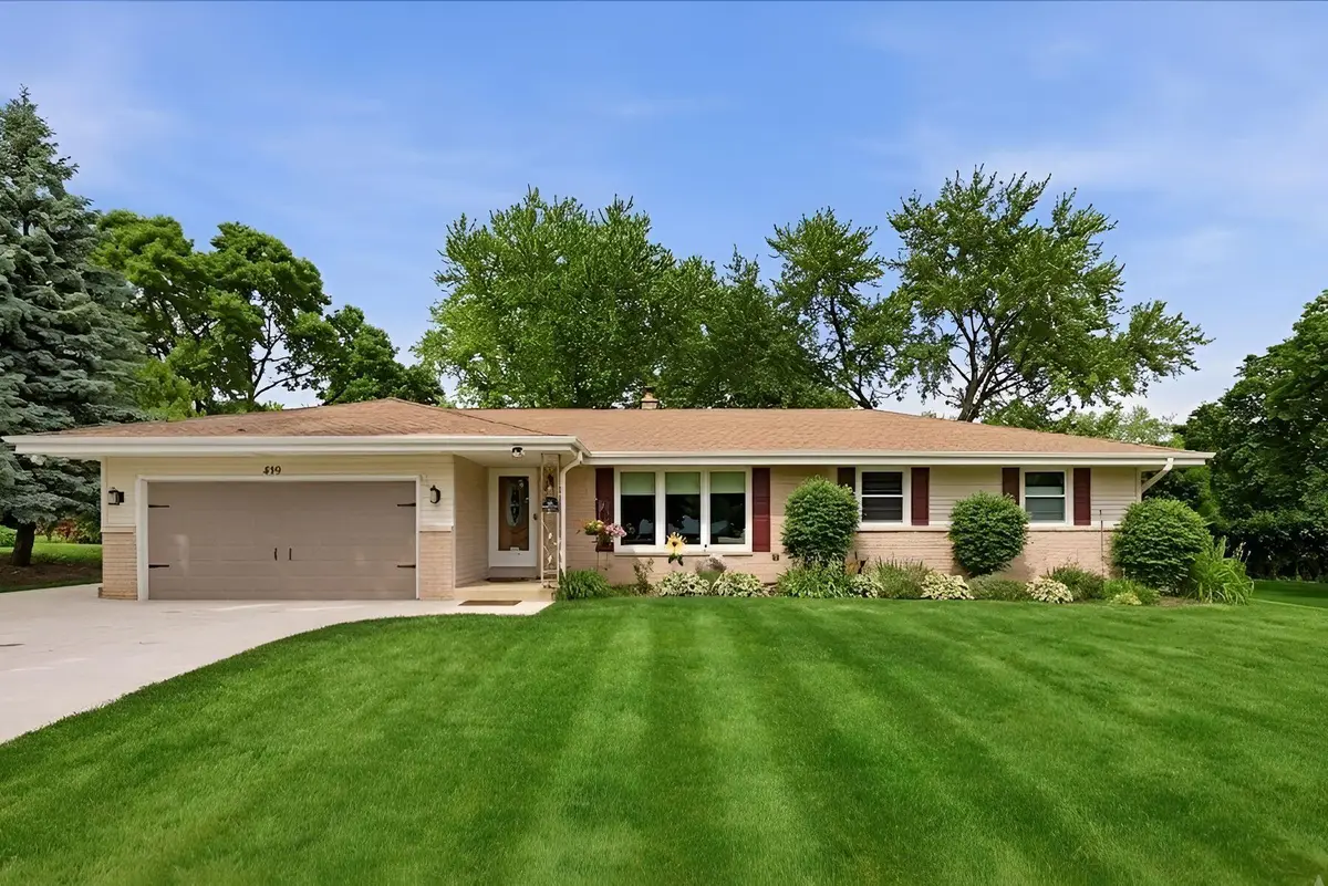 870 Dona Vista Dr, Brookfield, WI 53186 - #1