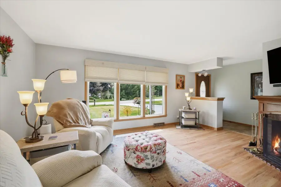 870 Dona Vista Dr, Brookfield, WI 53186 - #2