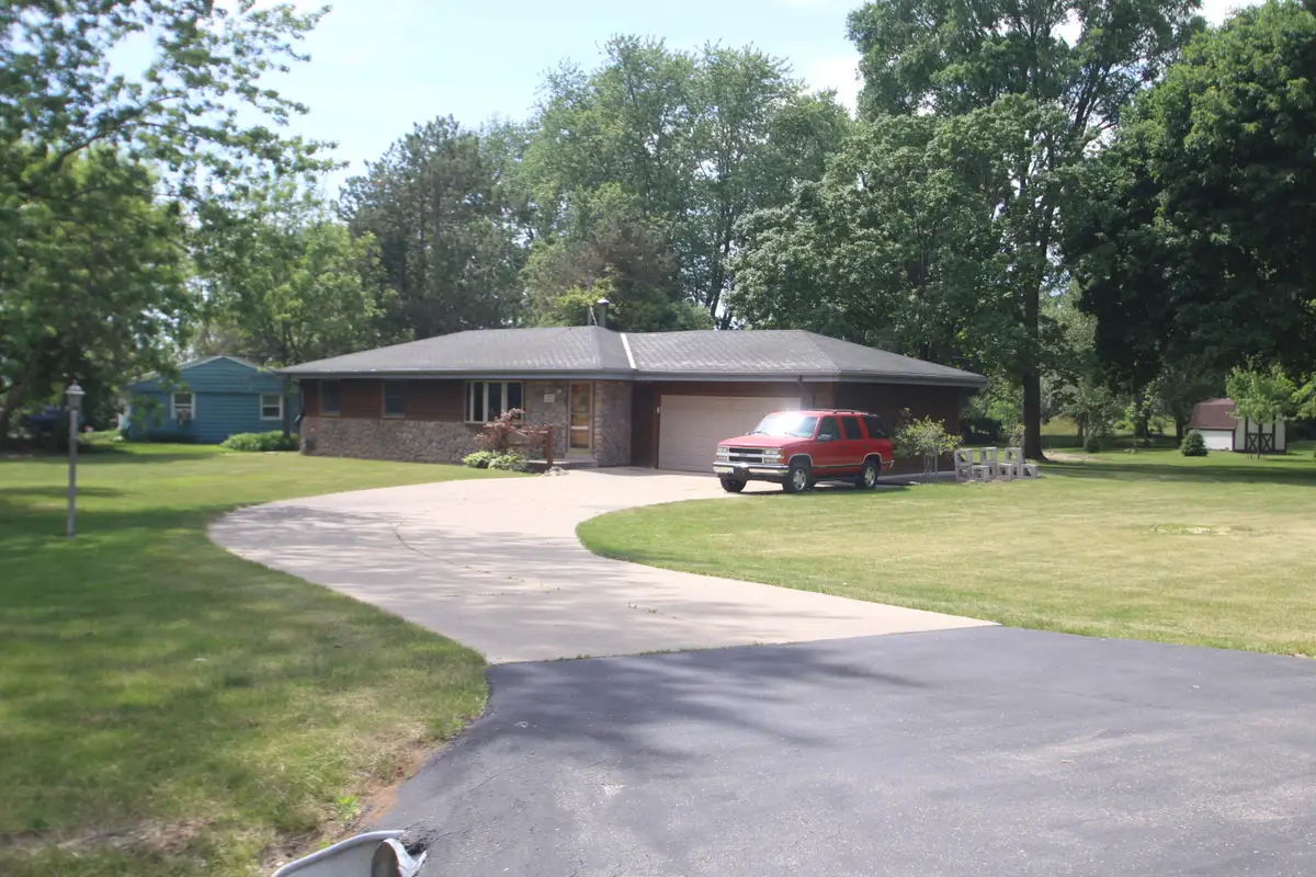 N48W19068 Joetta Dr, Menomonee Falls, WI 53051 - #1