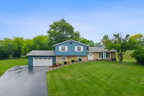W271N4780 Greenhill Ct, Pewaukee, WI 53072