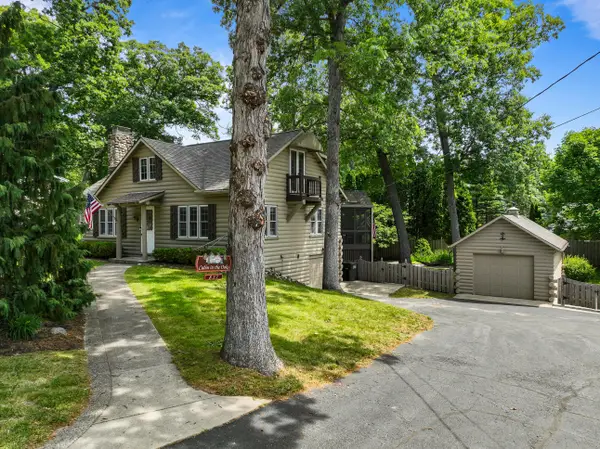 837 Van Slyke Dr, Fontana, WI 53125