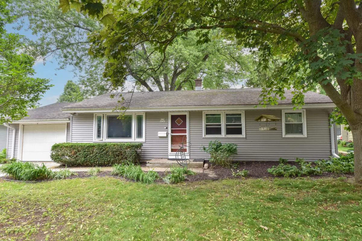 W170N9340 Woodlawn Dr, Menomonee Falls, WI 53051 - #1