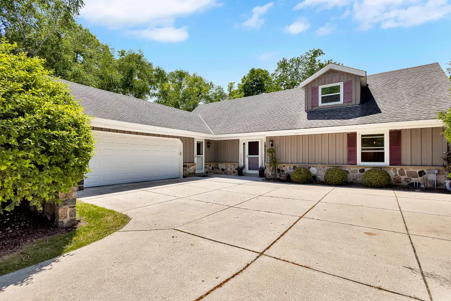 2311 W Kenboern Dr, Glendale, WI 53209 - #2