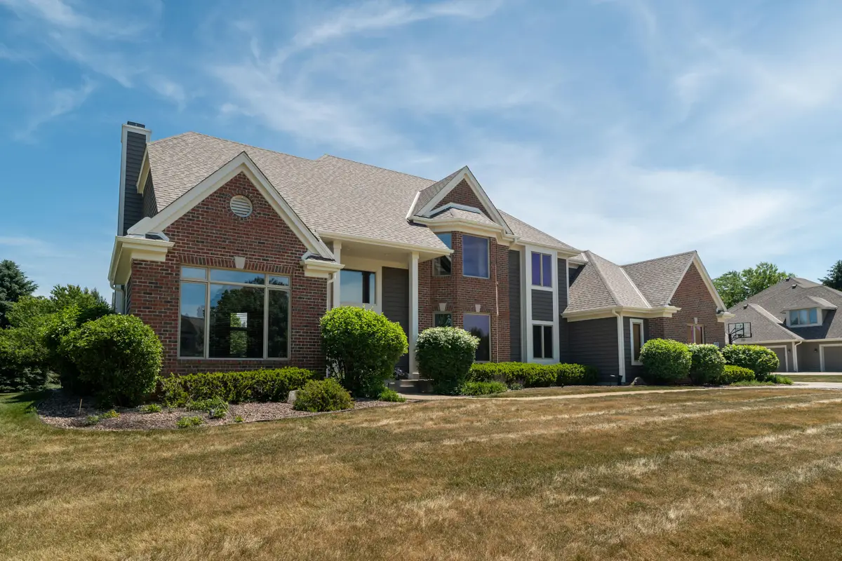 W289N3752 Huntsman Ct, Delafield, WI 53072 - #1