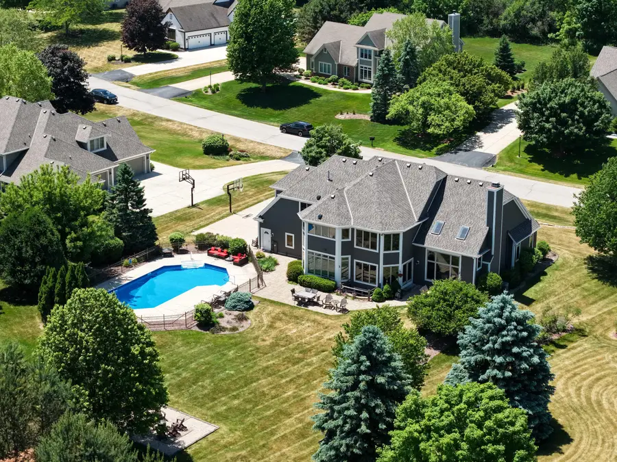 W289N3752 Huntsman Ct, Delafield, WI 53072 - #2